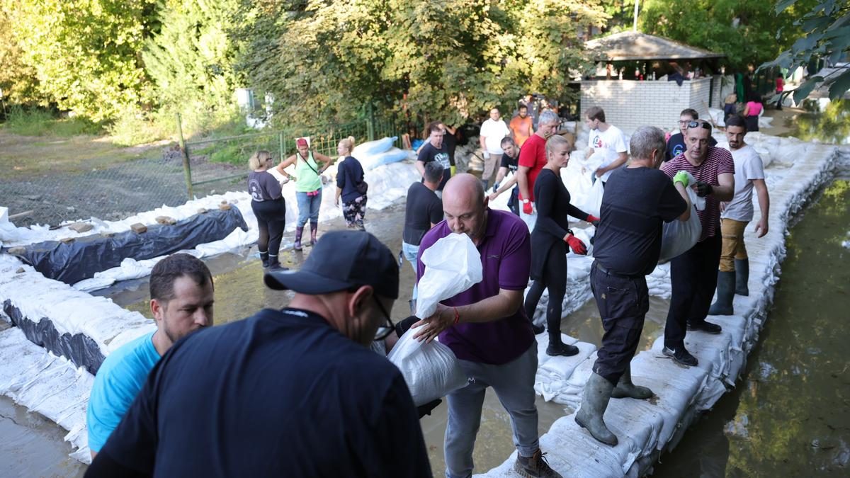 A Dunával szembeni elszántság a Római-parton: fotókon dokumentálva a fáradhatatlan munka