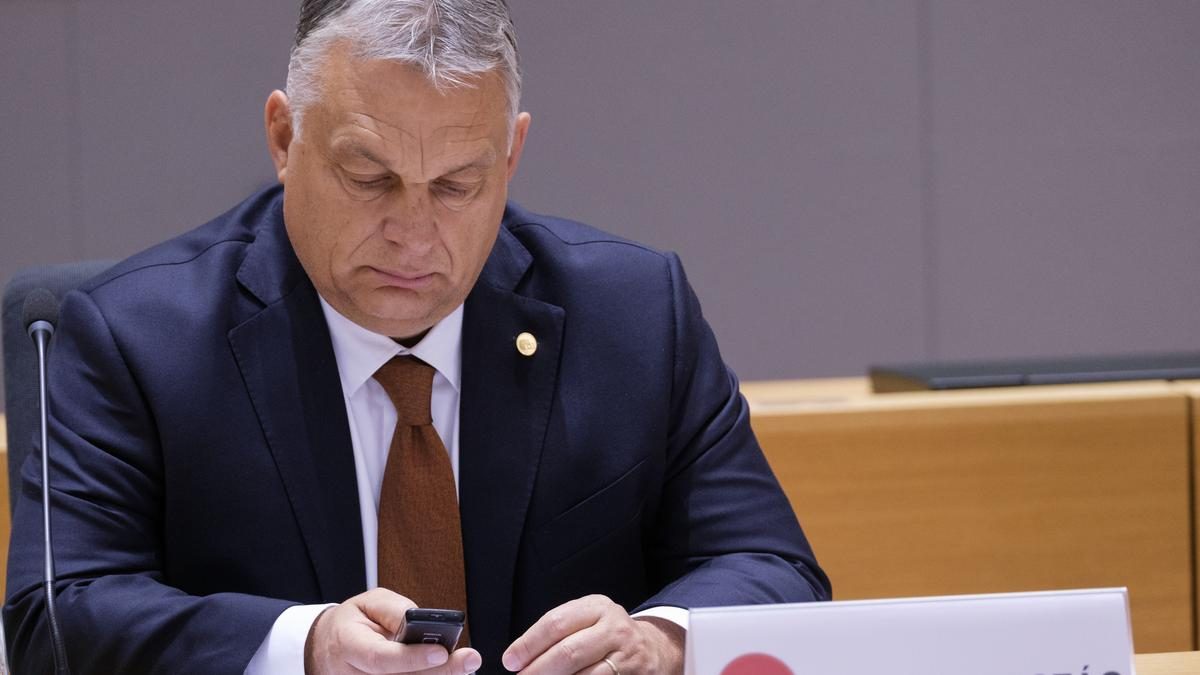 Orbán Viktor rendkívüli lépése: Elkobozta miniszterei telefonját titkos kormányülésen