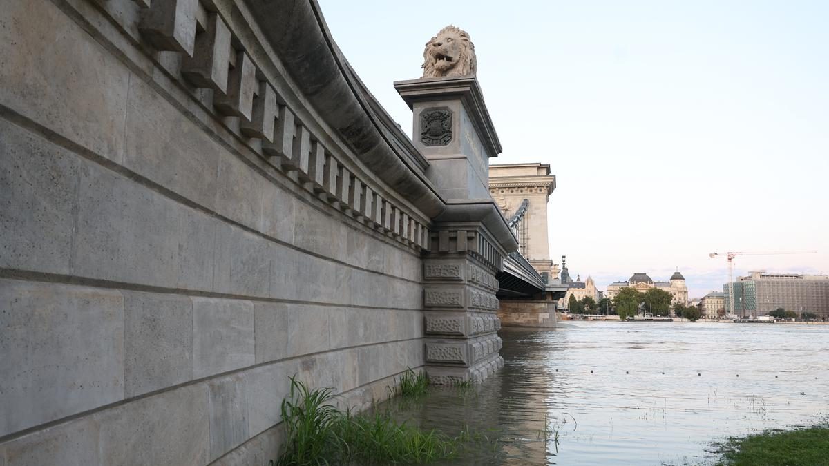 A Budapestet fenyegető Duna áradása: lélegzetelállító felvételek a tetőzés előtt