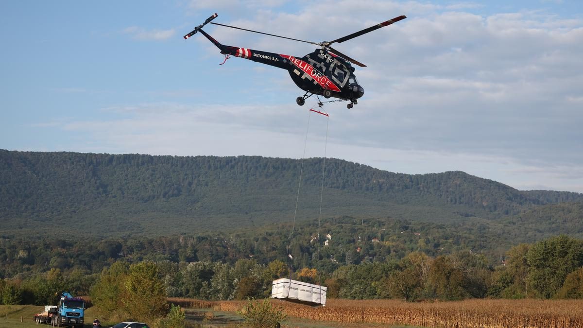 Egyedi Építési Megközelítés: Helikopterrel építik a tahitótfalui házat