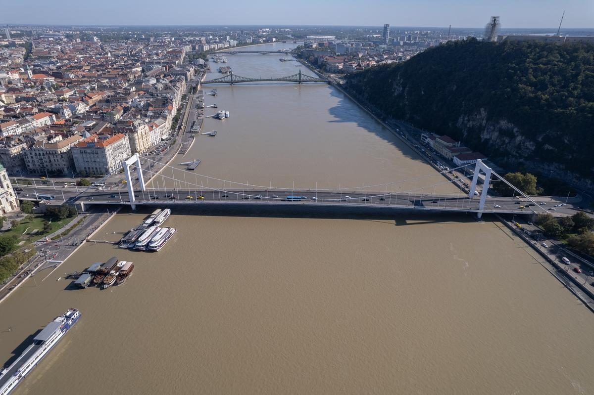 Duna Budapesten: Lenyűgöző látvány - fotók a tetőzésről