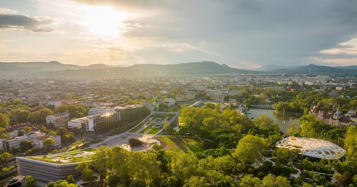 A Liget Projekt hatalmas sikerét jelzi a csúcson végződő cím.