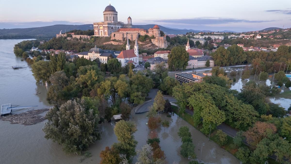 Víz alá került Esztergom: megrázó fotók az árvíz sújtotta városról