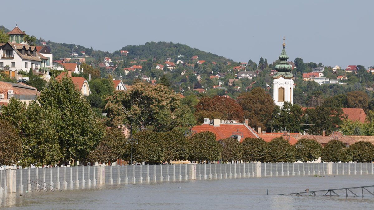 Szentendrén mobilgáttal védekeznek az árvíz ellen: hatalmas vízáradat fenyegeti a történelmi városrészt – fotók