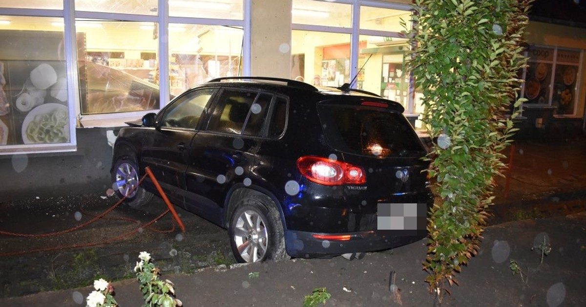 Döbbenetes jelenet Medgyesegyházán: részeg sofőr autójával csapódott egy üzlet kirakatába