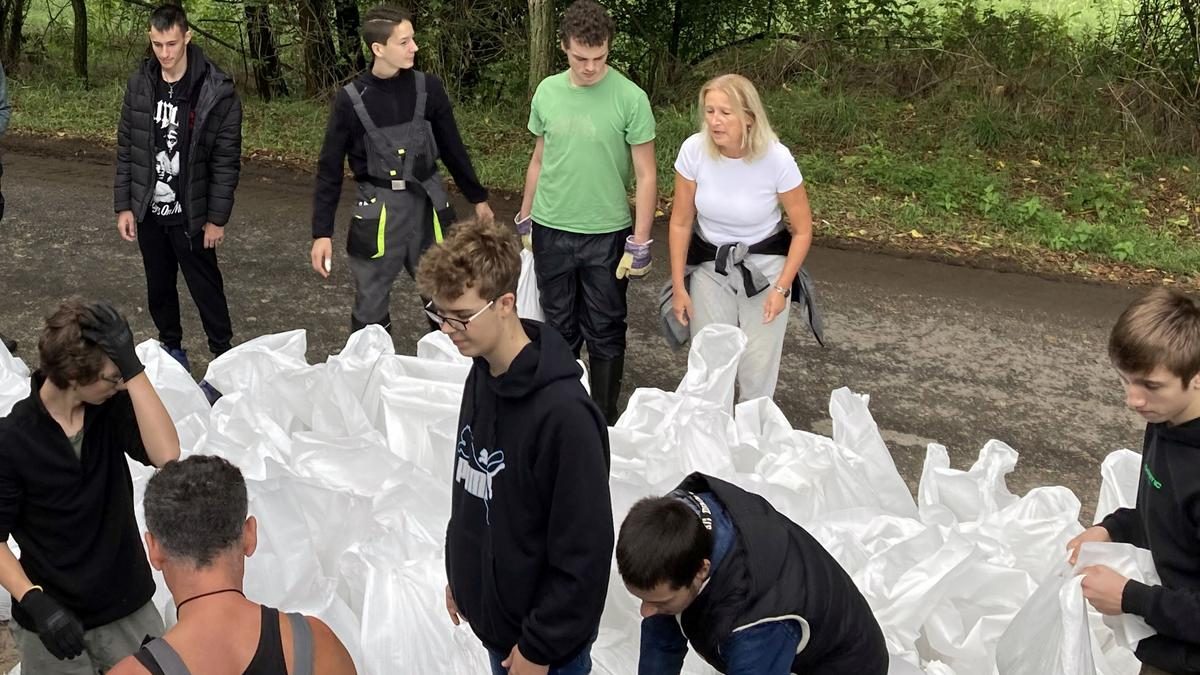 Összefogás a Duna áradásakor: diákok árvízkárosultakat segítettek a tanulnivaló helyett