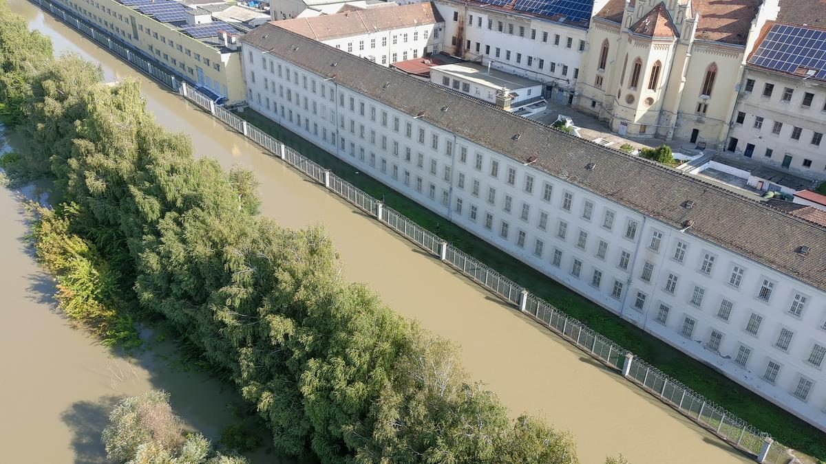 „A váci börtön rabjai a víz alatt küzdöttek az ár ellen: az intézmény udvara már vízzel van elárasztva