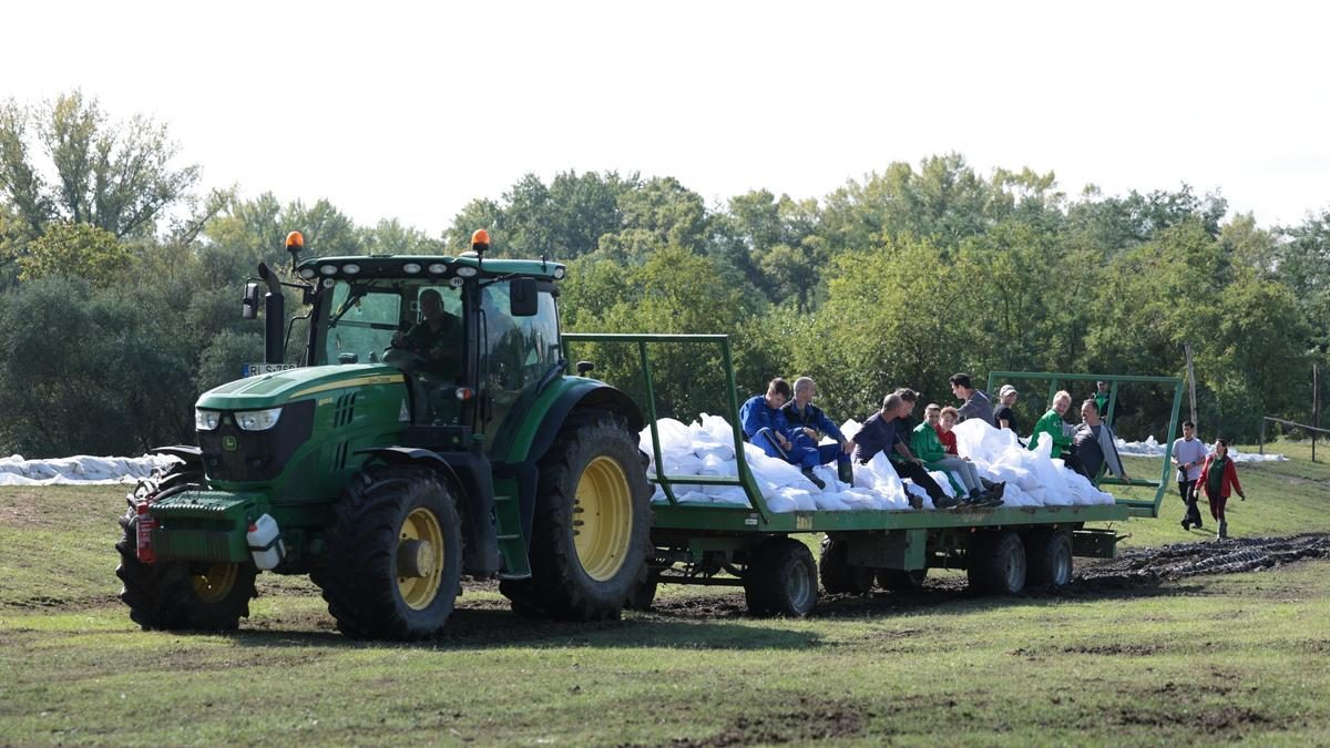 A "Gönyűi miniszteri pálinka: Erőt ad a gát védőinek