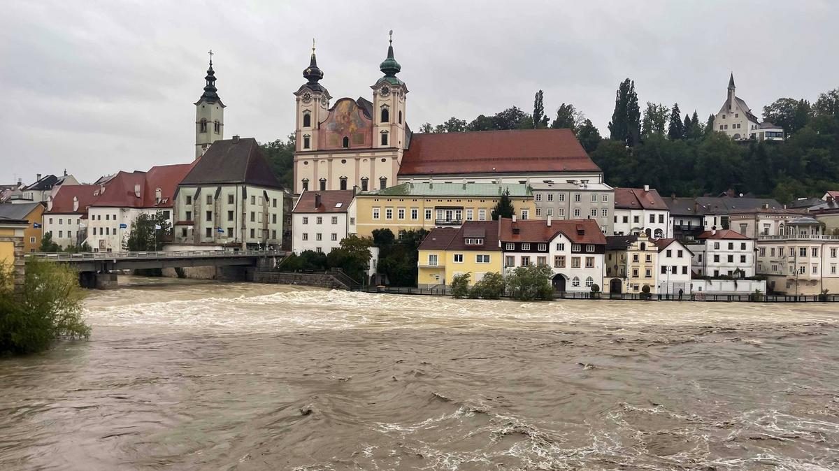 Ausztriát és Bécset sújtó árvíz tragédiája: halálesetek és mentés helikopterek segítségével