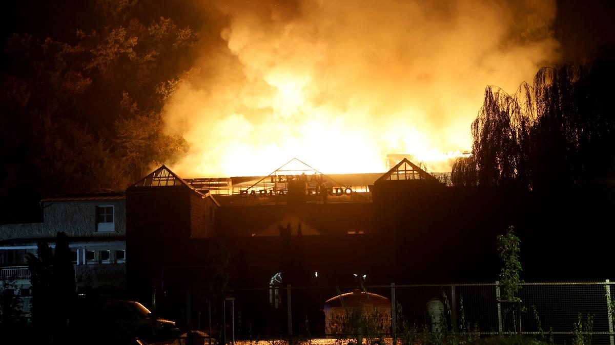 Lángokban áll a miskolctapolcai Barlangfürdő: hatalmas tűzvész pusztítja a tetőszerkezetet – fotókkal