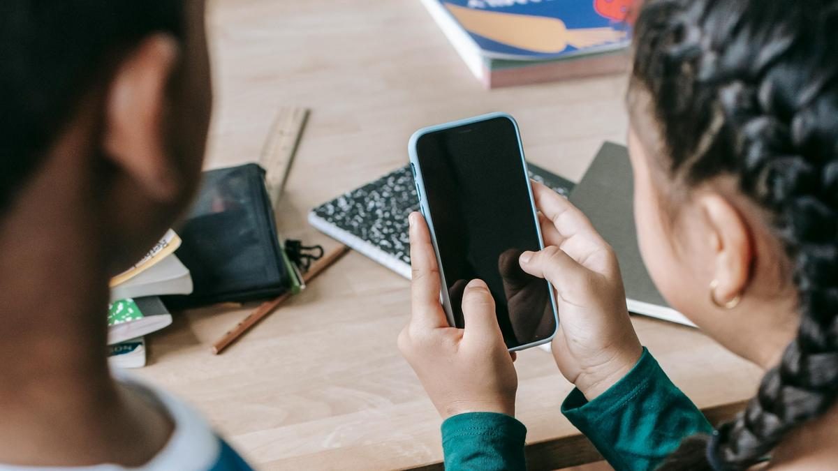 A diákok tapasztalata: lehetséges és szükséges a mobiltelefon korlátozása az iskolákban