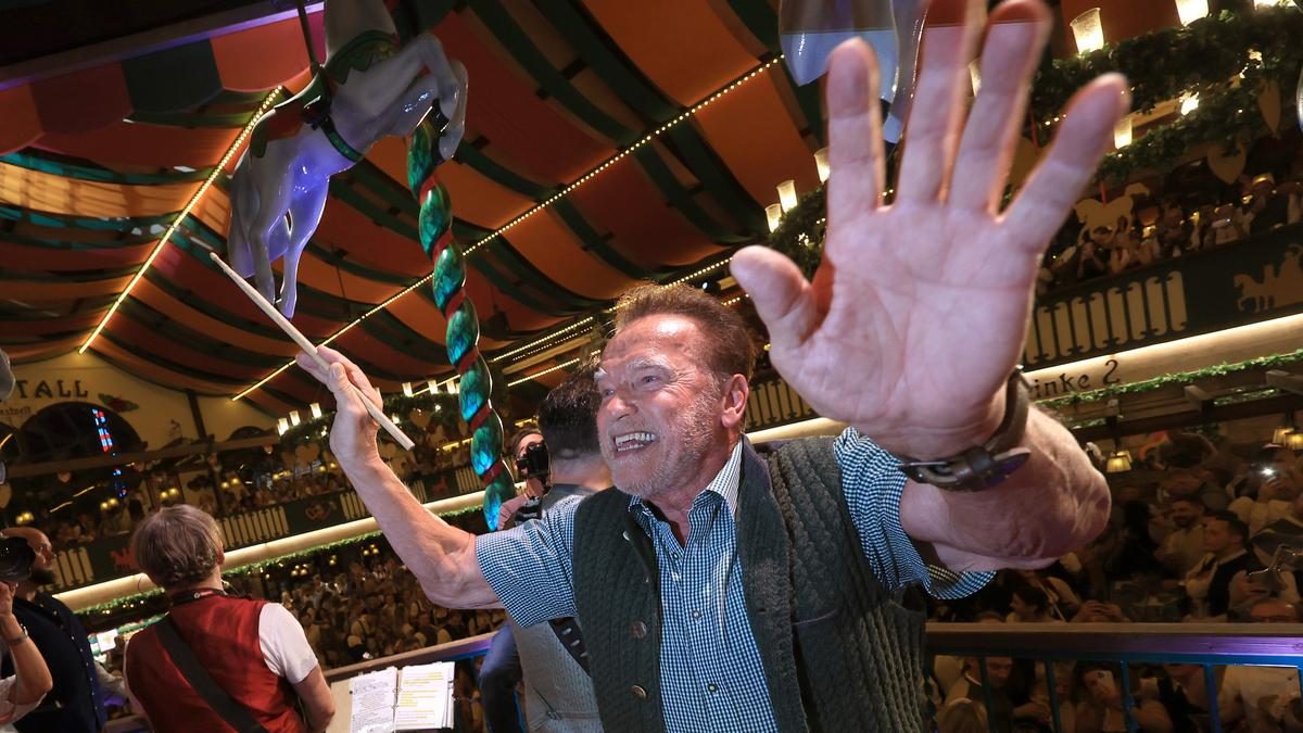 Arnold Schwarzenegger bulija: sörrel és karmesteri pálcával ütötte fel az Oktoberfestet a Terminátor