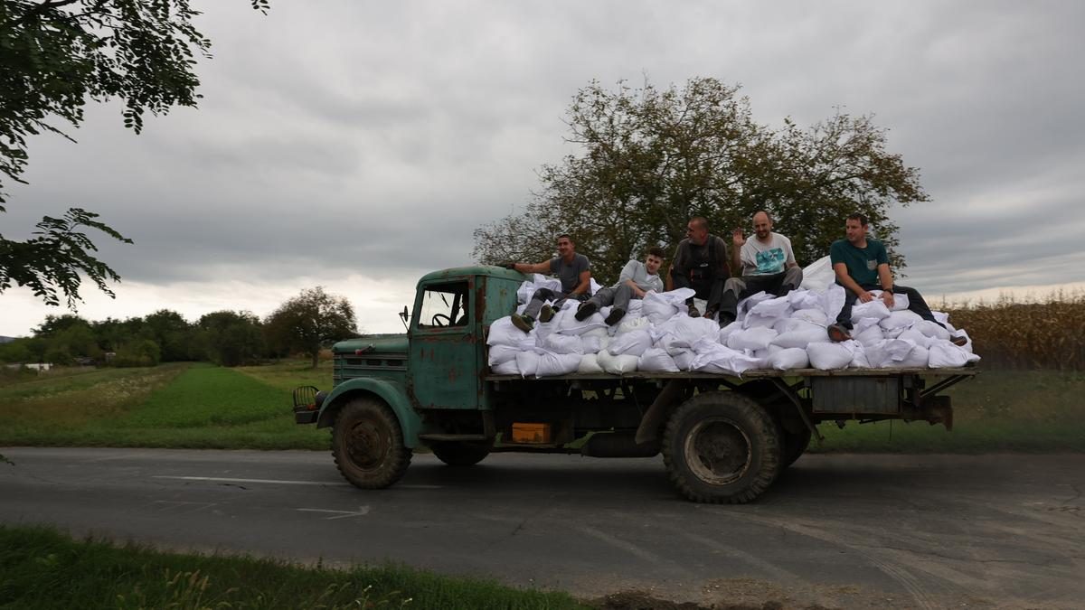 Kisorosziban az árvízre való lázasan készülődnek