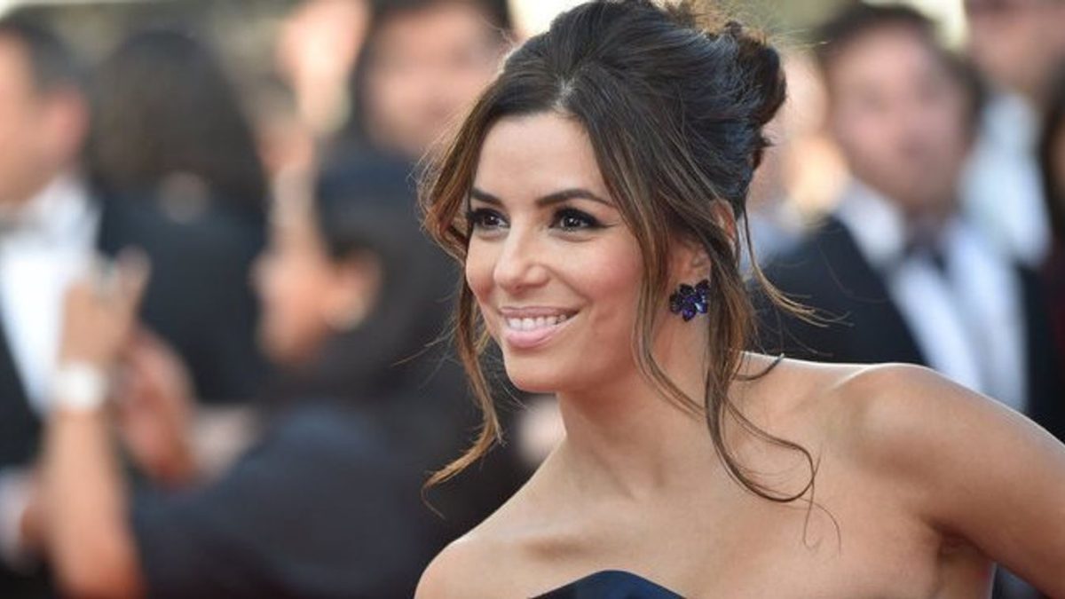 Eva Longoria 49 évesen is elképesztően dögös: vonzó dekoltált ruhába öltözve