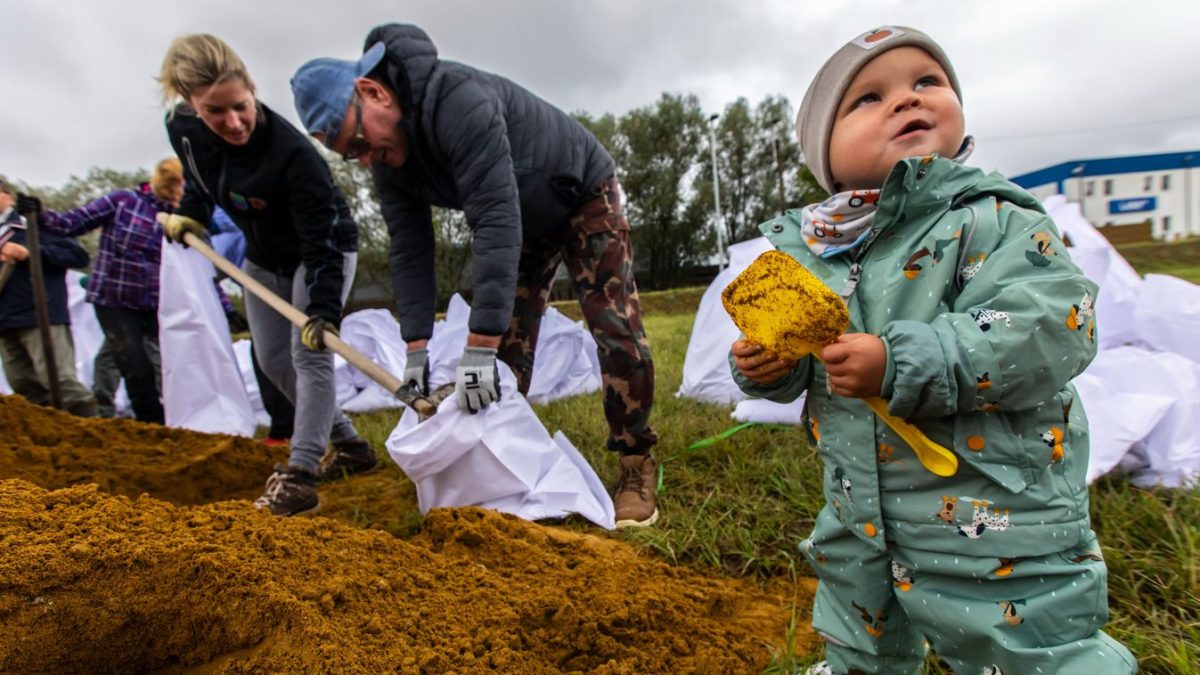 Az árvíz árnyékában: gyerekek csatlakoznak a homokzsákok pakolásához Gönyűn