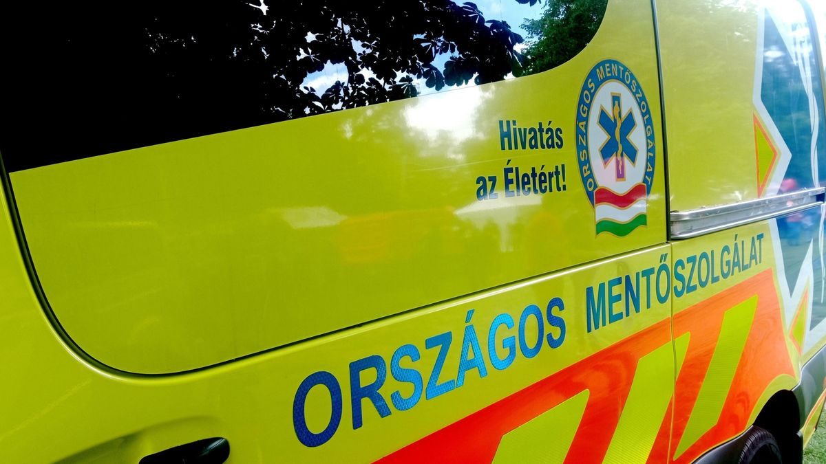 Veszélyes helyzet: mentőket is riasztottak a buszbalesethez