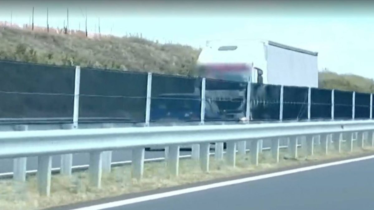 Az élet kockázatos játék: őrült közlekedés az M30-ason - videó