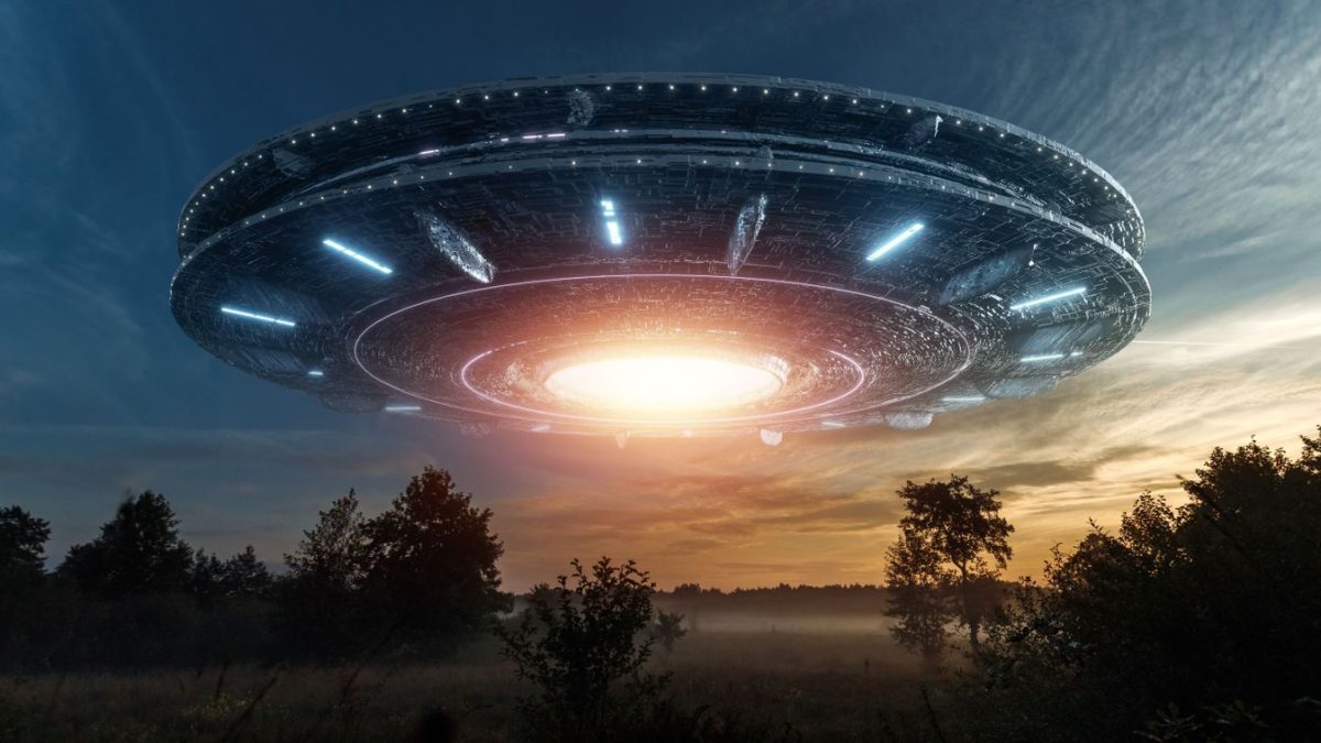 Az "Egy katonai drón felvétele: UFO-k rabolnak el repülőgépet" cím hatásosabb lehet.