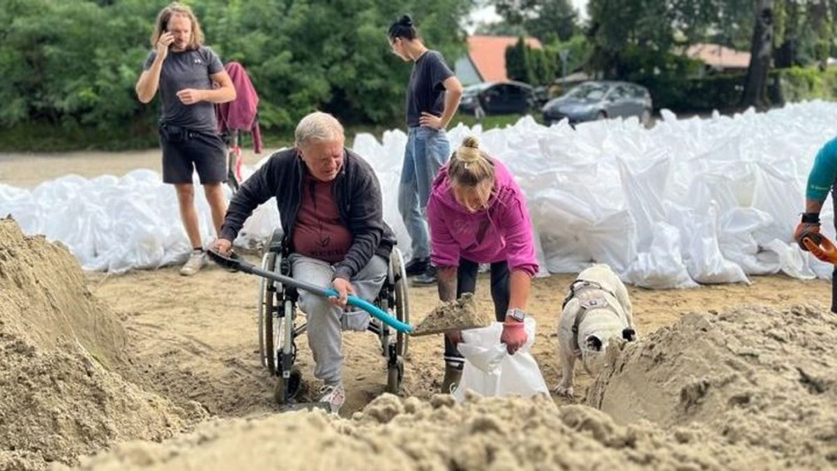 Az "Életmentő hős: A homokot lapátoló, kerekesszékes férfi története