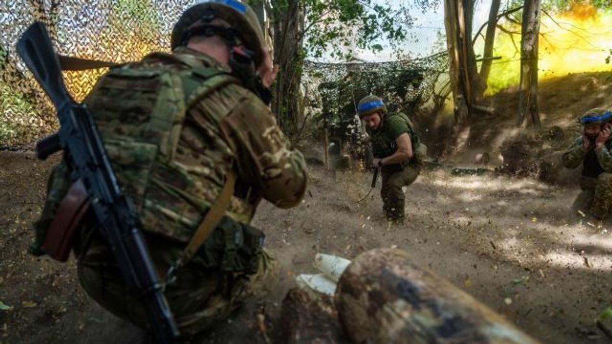 Az "Ukránok tovább növelik a katonai felkészültséget: további pénzt csoportosítanak át a hadseregre" cím megfelelő lenne.