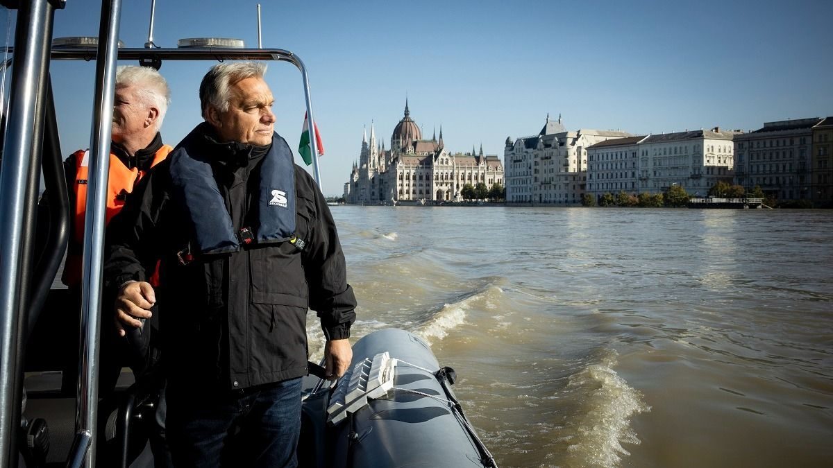 Orbán Viktor aktív szerepe a fővárosi Duna-védelmi munkálatokban