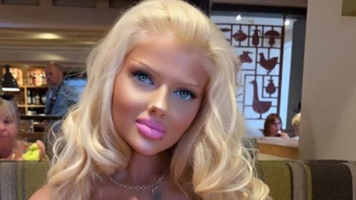 A Barbie kinézetű nő útja a trollok kritikáján keresztül: valóság vagy bohócshow?