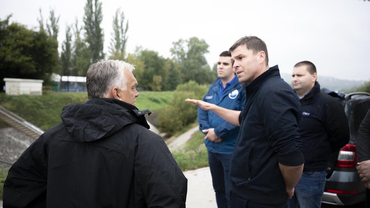 Az árvízi helyzetben lévő területeket látogatja Orbán Viktor: személyesen felügyeli a homokzsákokkal végzett munkát