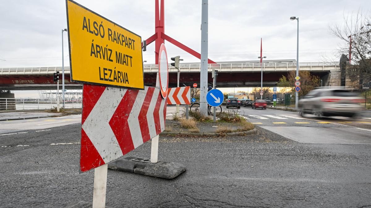 Árvíz okozta káosz az utakon: Lezárt utak, kilométeres torlódások