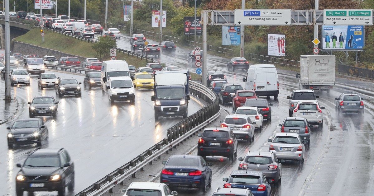 Pillanatkép az M0-son: Autó teljesen porig égett a látvány az út közepén