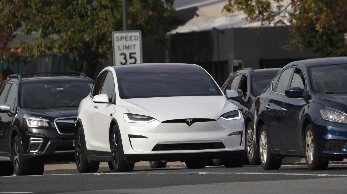 Elszántság, amikor egy Tesla buszok között ragadt Budapesten