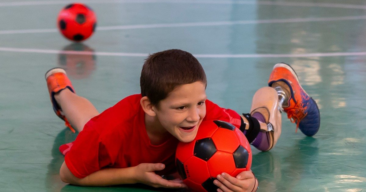 Az ünnepelt visszatérése: Gergő, a fordítva visszavarrt lábú futballista vissza a pályán – tanúsítékvideóval