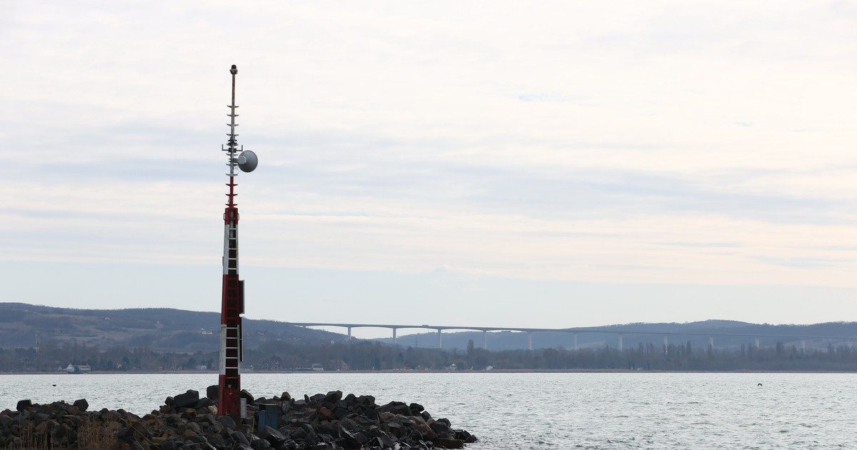 A Balaton vad viharban: Brutális szelek ráznak a magyar tenger partján – videó