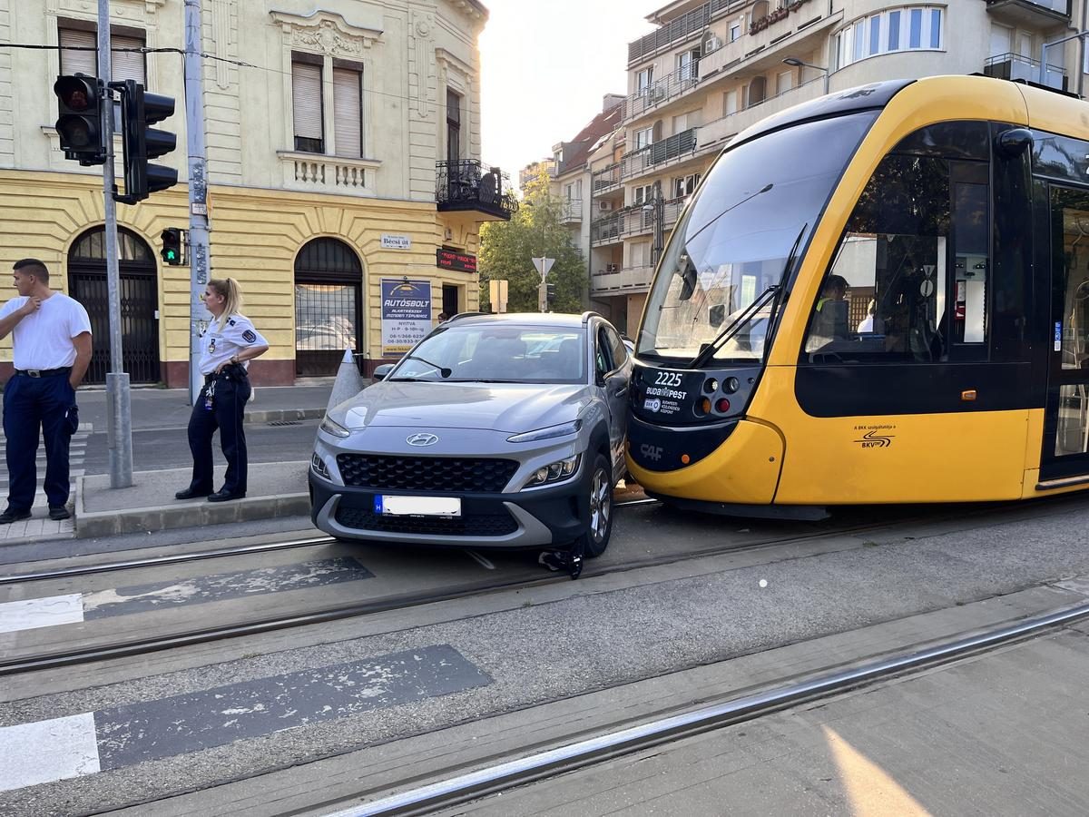 Sokkoló villamosbaleset a fővárosban: várandós nő súlyos sérülése – drámai helyszíni képek