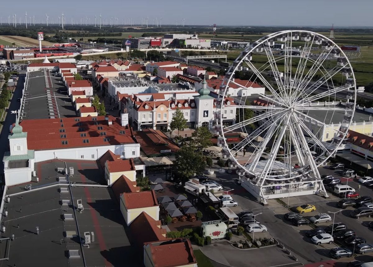 Közvetlen buszjárat indul Budapestről Parndorfba, a magyarok kedvenc bevásárlóhelyére