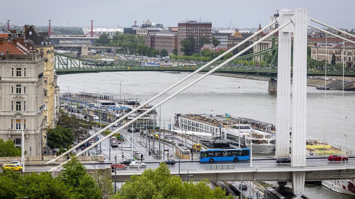 Terelések Budapesten: autó és villamos ütközött az Erzsébet híd lábánál