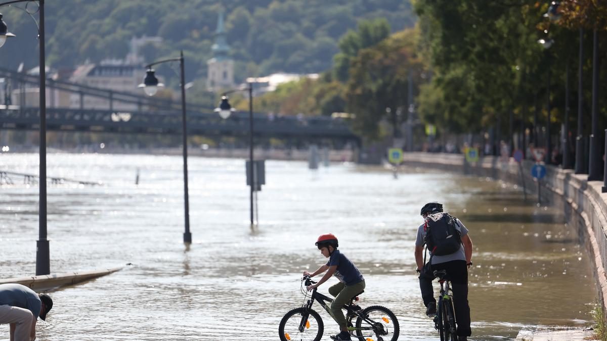 Magasságában tomboló Duna: elképesztő videón a Budapestet elborító áradás