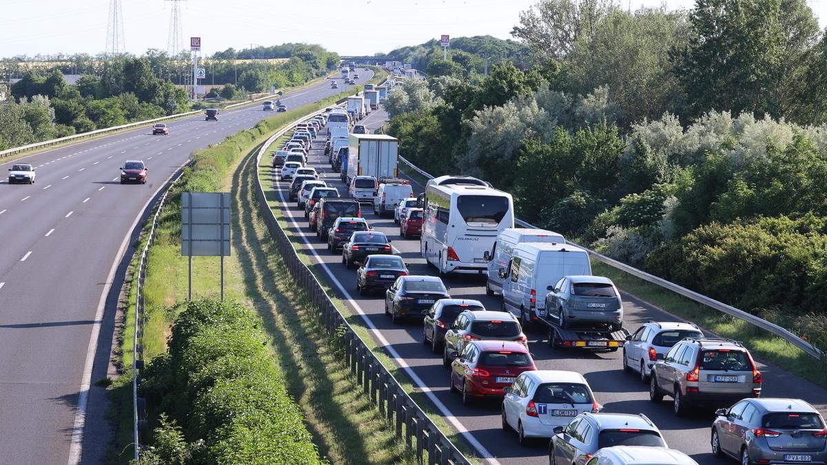 Drasztikus áremelés: mennyivel nőnek jövőre az autópálya-matricák árai?