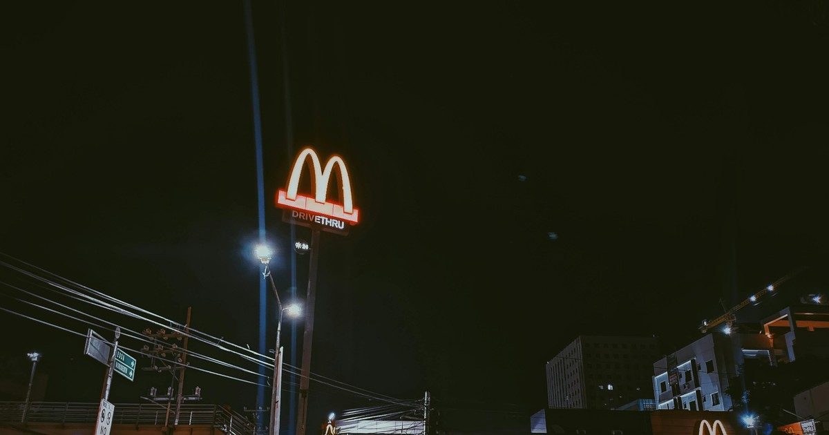 Egy bátor édesanya hőstettével megmentett egy idős férfit a csepeli McDonald’s-ban