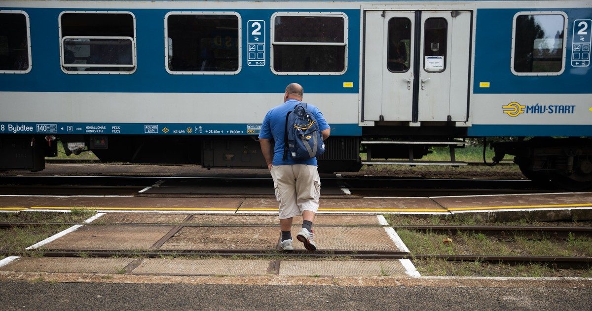 Füstölgő motorkocsi miatt jelentős késés az aszódi személyvonaton: pótlóbuszokkal folytatódott az utazás