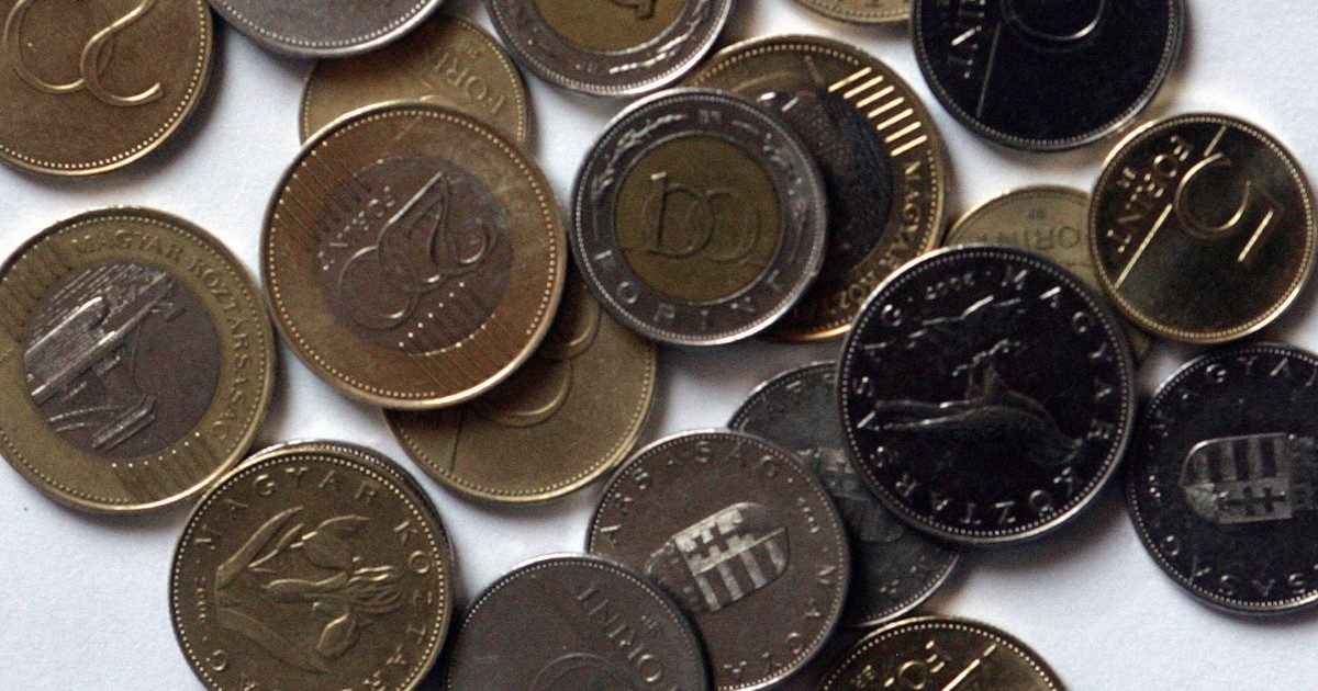 A forint történelmi mélypontja: másfél éve nem volt ilyen gyenge az euróval szemben