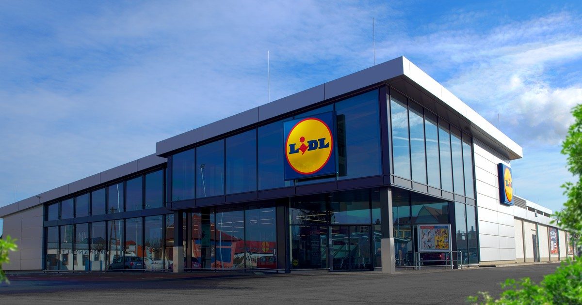 Drámai jelenet a Lidl-ben: Félmeztelenül rohanó nő segítségért gyerekével a karján