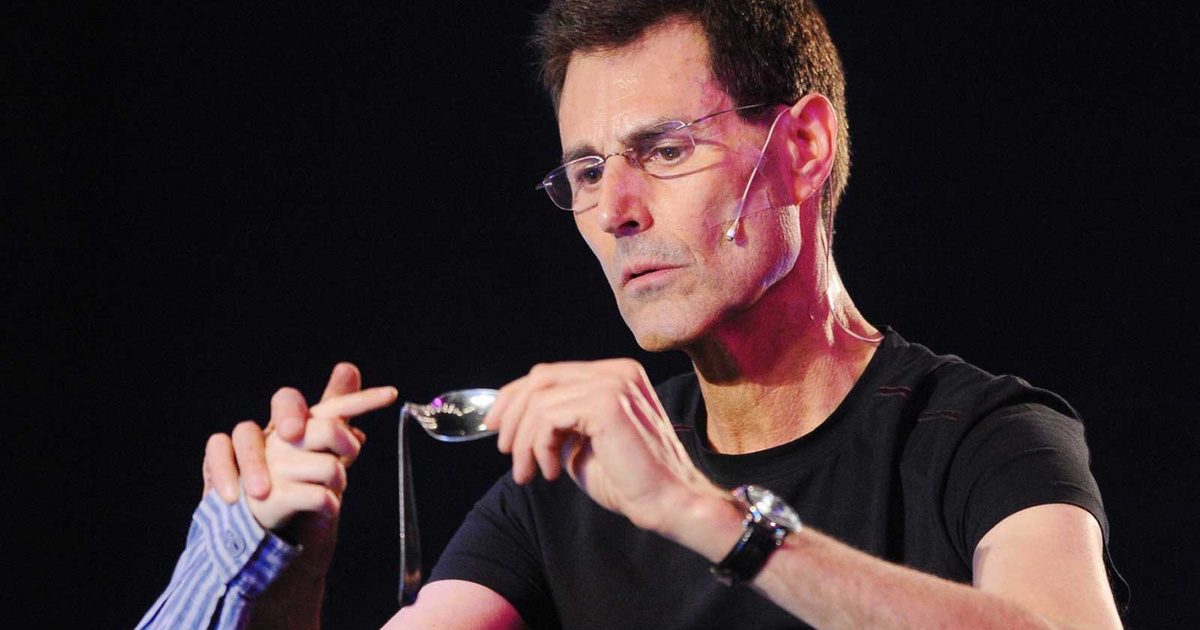 A 77 éves Uri Geller és felesége: az izraeli háborús övezetben így élnek