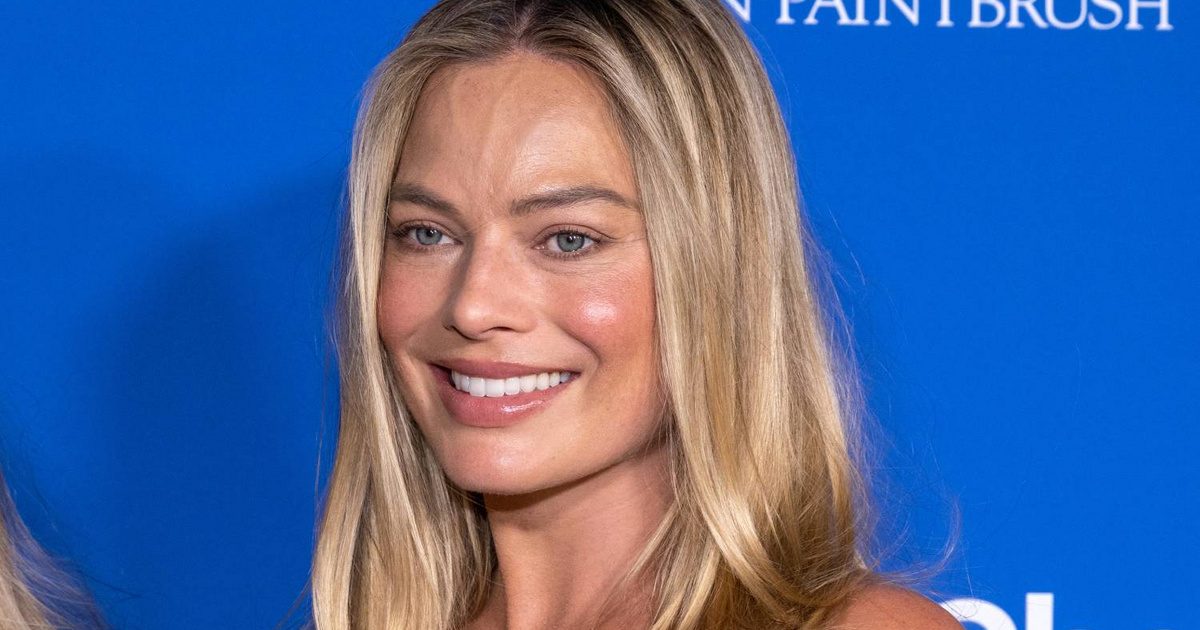 Margot Robbie merész stílusban: a színésznő kihívó ruhában mutatta meg terhes pocakját