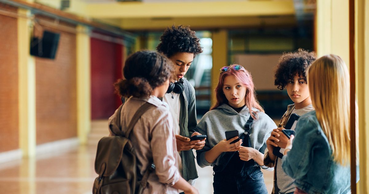 A Mobiltelefon-használat Szigorú Korlátozása: Új Szabályok Bevezetése