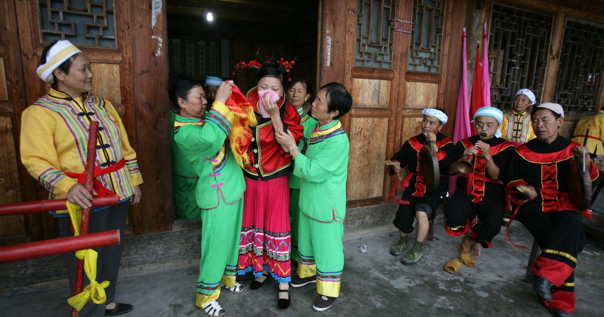 A tujia nők hagyományos esküvői szertartásának megható és nyomasztó pillanatai