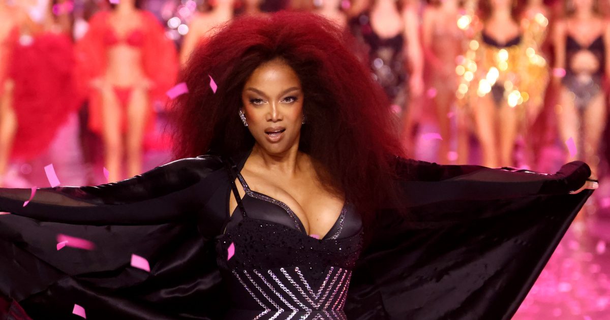 Tyra Banks bátorsága: a pluszkilókkal 50 évesen visszatért a Victoria's Secret kifutójára