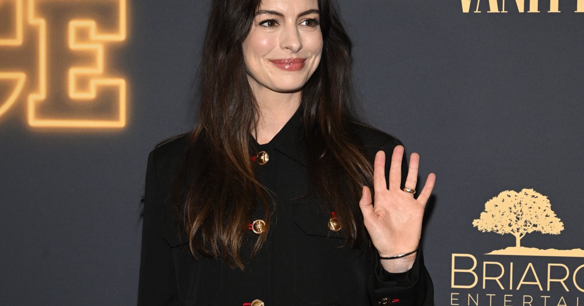 Anne Hathaway kirobbanó dekoltázsban: lenyűgöző megjelenés a színésznőtől