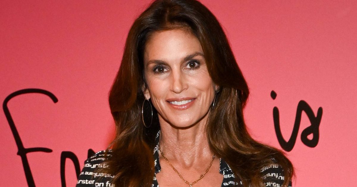 Cindy Crawford smink nélkül: hiteles és természetes megjelenés köntösben a kertjében