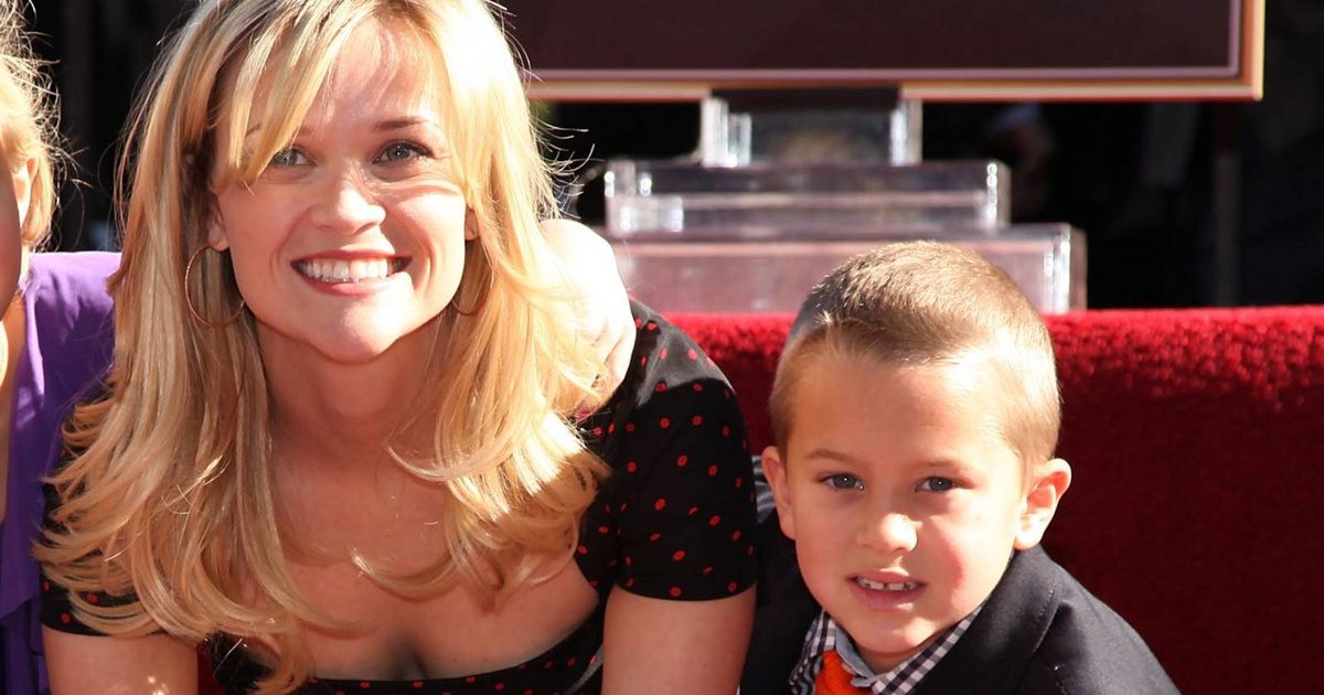 Büszkén bemutatta Reese Witherspoon a sármos, szőke szívtipró fiát - Deacon surprising_browser