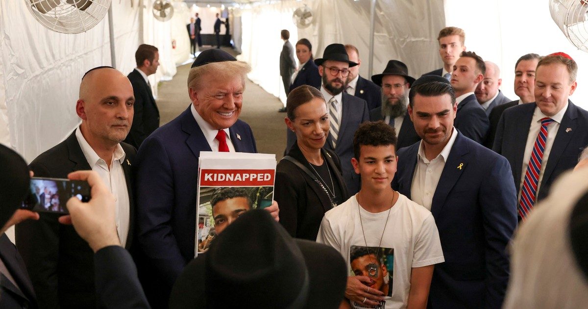 Trump kampánybeszédje lett az izraeli háborúról szóló megemlékezésből – mosolyogva pózolt a túsz családja mellett